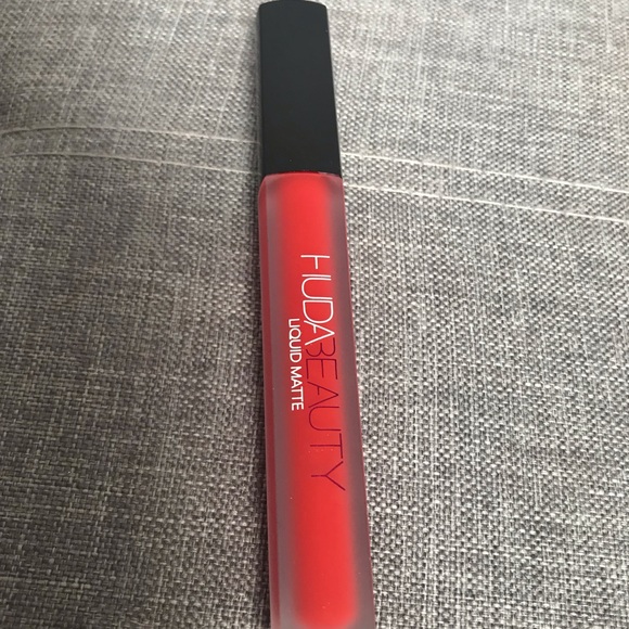 Huda Beauty Liquid Matte Lipstick in Alluring NIB - Picture 3 of 8
